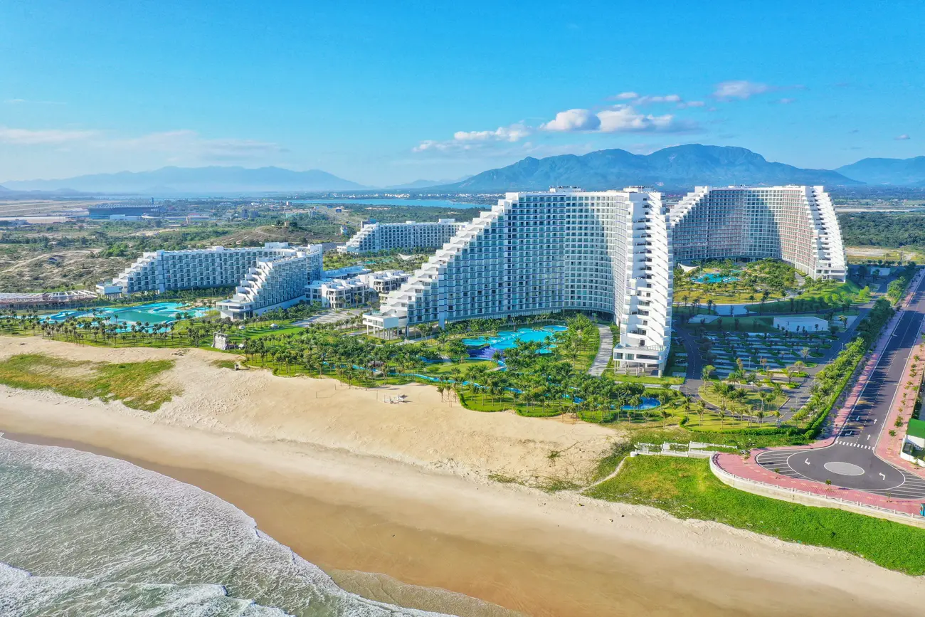 Toàn cảnh The Empyrean bên bờ biển Bãi Dài, Cam Ranh